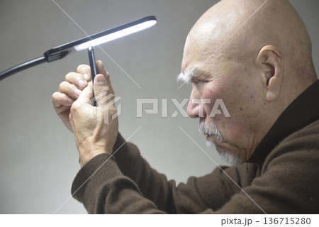 スマートフォンを操作する老人 136715280