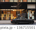 [東京・銀座] 資生堂の旗艦店の外に駐車された豪華な黒いベントレーのコンバーチブル。 136715501