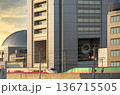[東京・王子] 日本製のE5系とE2系新幹線が夕暮れ時の北とぴあを通過。 136715505