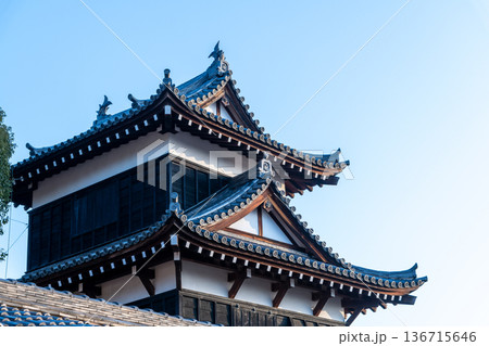 朝の陽光に照らされる東隅櫓 136715646