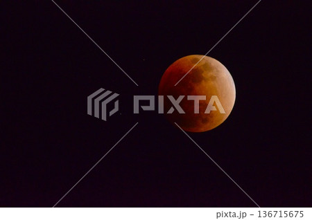 皆既月食〜食の最大 寸前（東京都立川市／2018年1月31日。21:06撮影） 136715675