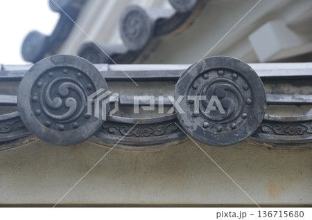 「三ツ巴紋」の軒丸瓦（高知県高知市） 136715680