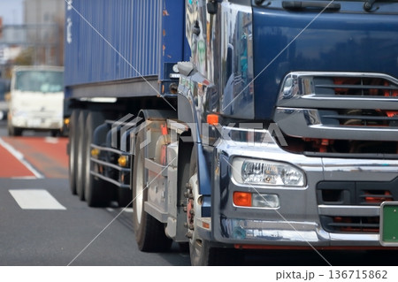 トレーラートラック 136715862