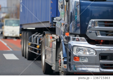 トレーラートラック 136715863