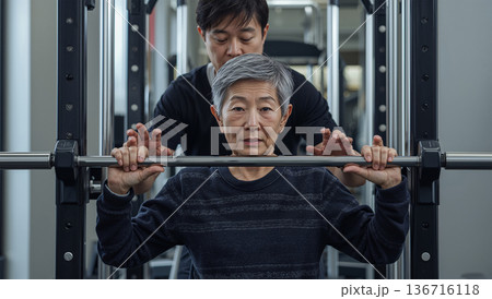 安全プロトコルを守る指導のもとで挙上する60代女性の落ち着き 136716118