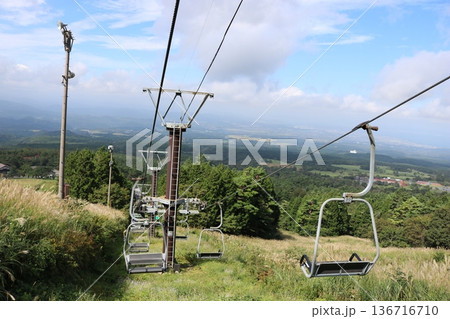 高原のリフトと広がる山岳風景のパノラマ 136716710