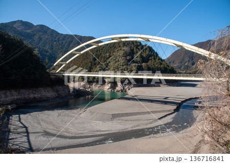 渇水状態の那賀川と出合ゆず大橋 渇水状態の那賀川と出合ゆず大橋 136716841