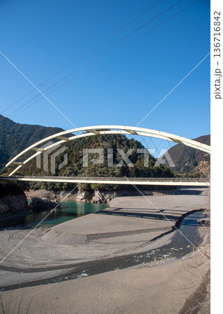 渇水状態の那賀川と出合ゆず大橋 136716842