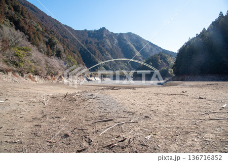 渇水状態の那賀川と出合ゆず大橋 136716852