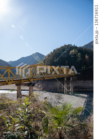 渇水状態の那賀川と出合橋 136716911