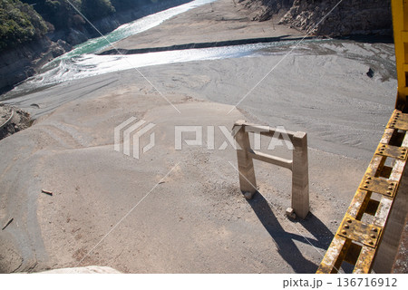 渇水状態の那賀川と出合橋 136716912