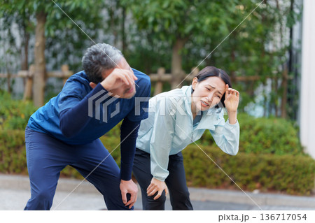 運動をする男女 136717054