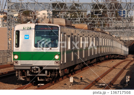 小田急小田原線の連続高架線を走行する東京メトロ6000系電車_2011/1/28 小田急小田原線の連続高架線を走行する東京メトロ6000系電車_2011/1/28 136717508