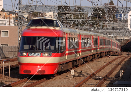 連続高架線を走行する小田急7000形特急ロマンスカーLSE_2011/1/28 136717510