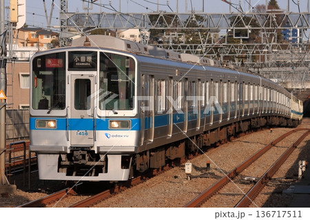 連続高架線を走行する小田急1000形電車_2011/1/28 連続高架線を走行する小田急1000形電車_2011/1/28 136717511