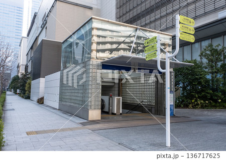 みなとみらい駅出入り口と案内表示板の風景 136717625
