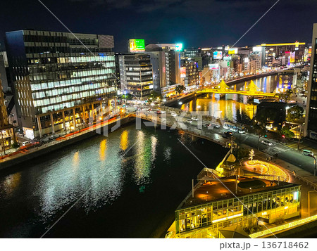 九州最大の歓楽街・博多中洲の夜景 九州最大の歓楽街・博多中洲の夜景 136718462