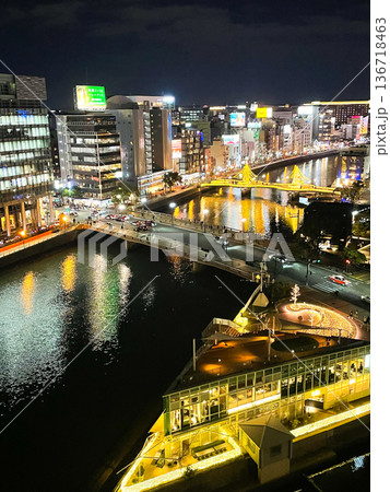 九州最大の歓楽街・博多中洲の夜景 九州最大の歓楽街・博多中洲の夜景 136718463