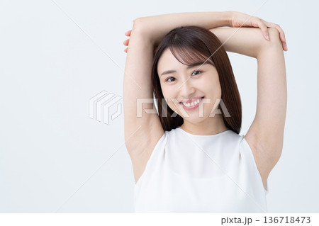 若い女性の脱毛イメージ 136718473