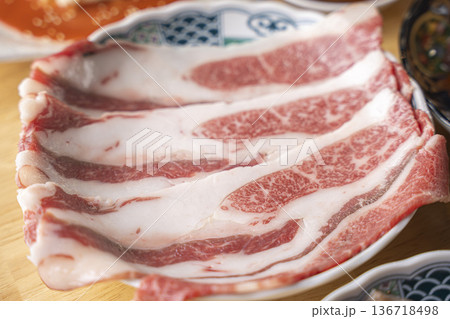 美味しそうなお肉の写真 焼肉 136718498