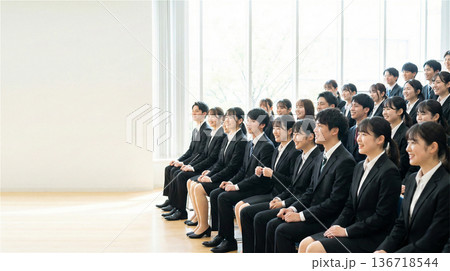 セミナーを聴講するスーツ姿の若者たち 就職活動 新入社員 全身 人物 男性 女性 セミナーを聴講するスーツ姿の若者たち 就職活動 新入社員 全身 人物 男性 女性 136718544