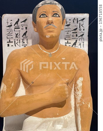 カイロ・エジプト考古学博物館　ラーヘテプとネフェレト像 136718558