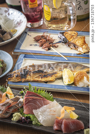 居酒屋の料理の雰囲気 136718703