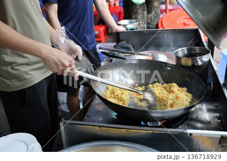 炒飯を炒める 炒飯を炒める 136718929
