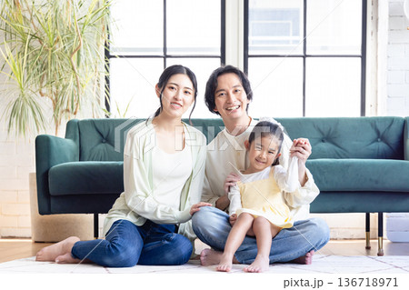 リビングでくつろぐ家族 136718971