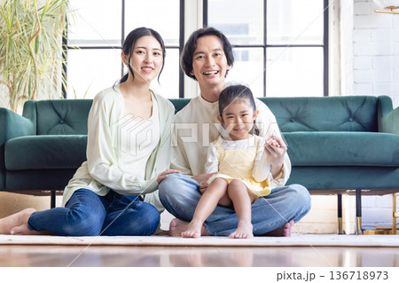 リビングでくつろぐ家族 136718973