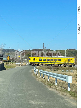 田園の踏切を通過する黄色いローカル列車(千葉県いすみ市・いすみ鉄道) 田園の踏切を通過する黄色いローカル列車(千葉県いすみ市・いすみ鉄道) 136719022