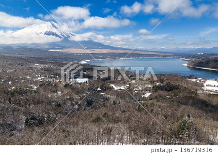 山中湖明神山パノラマ台付近からの雄大な富士山と山中湖の眺め　山梨県山中湖村（ドローンによる空撮） 136719316