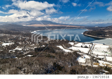 山中湖明神山パノラマ台付近からの雄大な富士山と山中湖の眺め　山梨県山中湖村（ドローンによる空撮） 136719318
