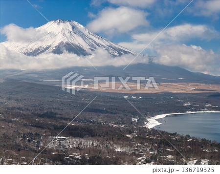 山中湖明神山パノラマ台付近からの雄大な富士山と山中湖の眺め　山梨県山中湖村（ドローンによる空撮） 136719325