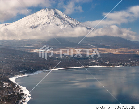 山中湖明神山パノラマ台付近からの雄大な富士山と山中湖の眺め 山梨県山中湖村(ドローンによる空撮) 山中湖明神山パノラマ台付近からの雄大な富士山と山中湖の眺め 山梨県山中湖村(ドローンによる空撮) 136719329