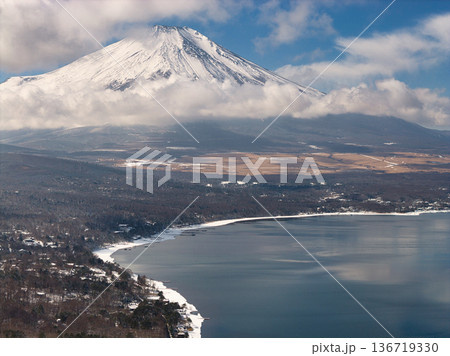 山中湖明神山パノラマ台付近からの雄大な富士山と山中湖の眺め 山梨県山中湖村(ドローンによる空撮) 山中湖明神山パノラマ台付近からの雄大な富士山と山中湖の眺め 山梨県山中湖村(ドローンによる空撮) 136719330