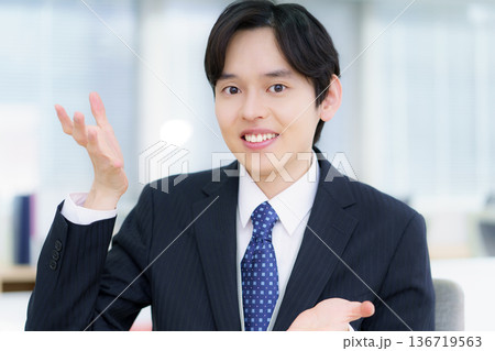 オフィスの手を広げたポーズをする若い日本人男性 136719563