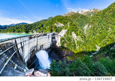 富山 黒部ダムと立山連峰 136719807