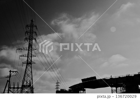建設中の高速道路と高圧送電塔 建設中の高速道路と高圧送電塔 136720029