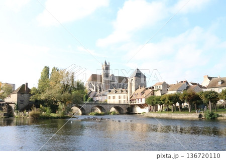 シスレーが愛したパリ郊外の小さな町モレ・シュル・ロワン 136720110