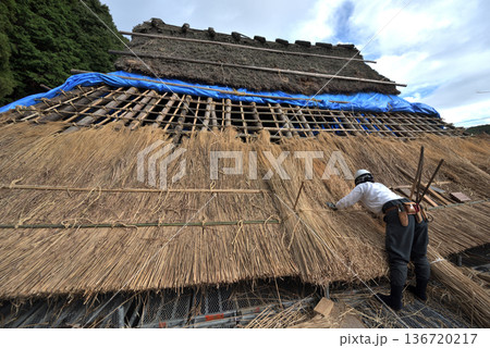 茅葺屋根の葺き替え工事 茅葺職人の作業風景 茅葺屋根の葺き替え工事 茅葺職人の作業風景 136720217