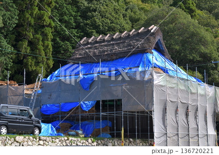 茅葺屋根の葺き替え工事 茅葺職人の作業風景 茅葺屋根の葺き替え工事 茅葺職人の作業風景 136720221