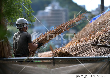茅葺屋根の葺き替え工事 茅葺職人の作業風景 茅葺屋根の葺き替え工事 茅葺職人の作業風景 136720226