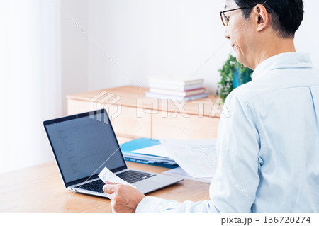 確定申告の準備をする男性 136720274