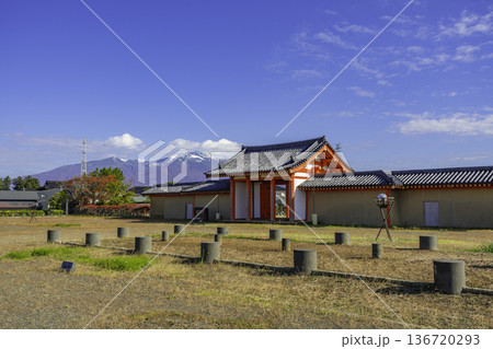 酒田　城輪柵跡　東門と鳥海山　山形県酒田市 136720293