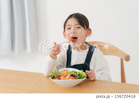 野菜サラダを食べる女の子 野菜サラダを食べる女の子 136720418