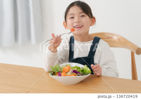 野菜サラダを食べる女の子 野菜サラダを食べる女の子 136720419
