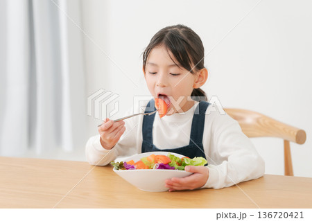 野菜サラダを食べる女の子 136720421