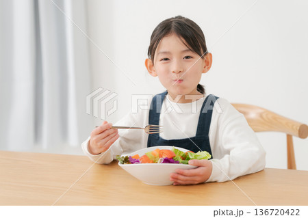 野菜サラダを食べる女の子 野菜サラダを食べる女の子 136720422