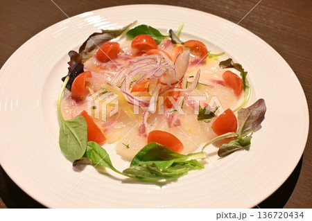 鯛のカルパッチョ 136720434
